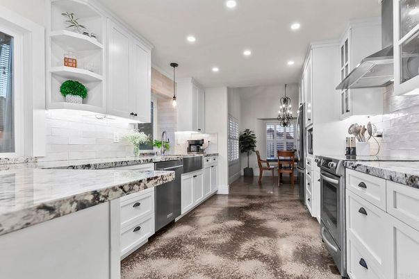 Chandelier, Dining room, Interior, Kitchen, Pendant Lights, Recessed Lighting, Stainless Steel Appliances