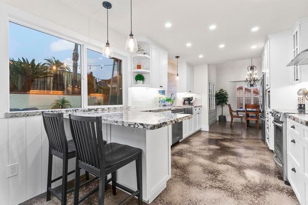 Chandelier, Dining room, Interior, Kitchen, Pendant Lights, Recessed Lighting, Stainless Steel Appliances