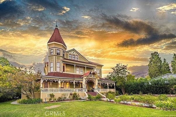 Backyard, Exterior, Facade, Queen Anne Victorian