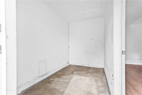 Empty room, Interior