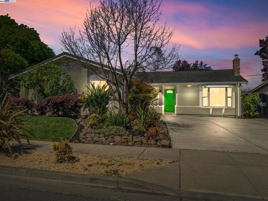 Exterior, Facade, Ranch
