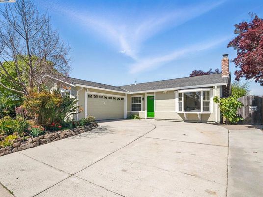 Attached, Exterior, Facade, Ranch