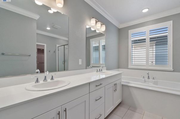 Bathroom, Dual Sink Vanities, Interior, Recessed Lighting