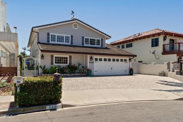 Attached, Exterior, Facade, Mediterranean