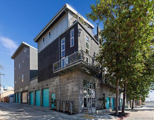 Exterior, Facade, Modern