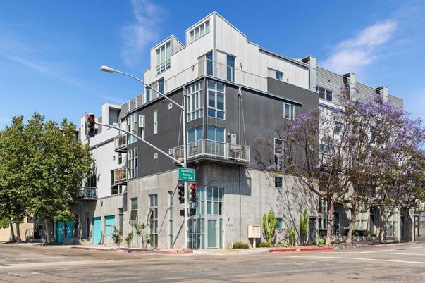 Exterior, Facade, Modern
