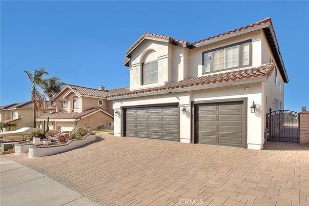Attached, Exterior, Facade, Mediterranean