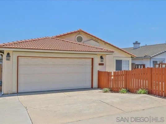 Attached, Exterior, Facade, Mediterranean