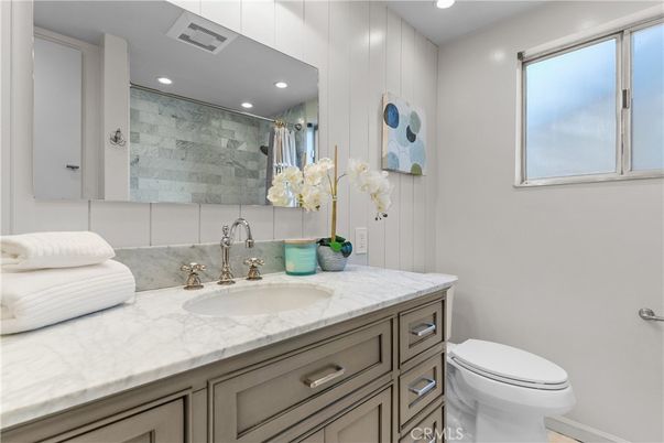 Bathroom, Interior, Recessed Lighting