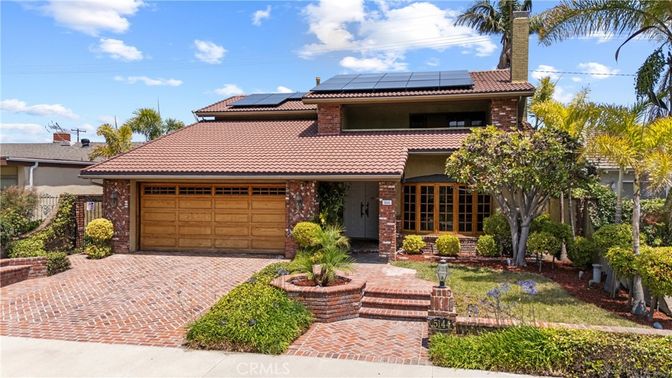 Attached, Exterior, Facade, Solar Panels, Mediterranean