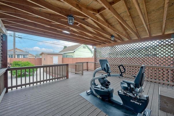 Exterior, Fitness Equipment, Wooden Beams