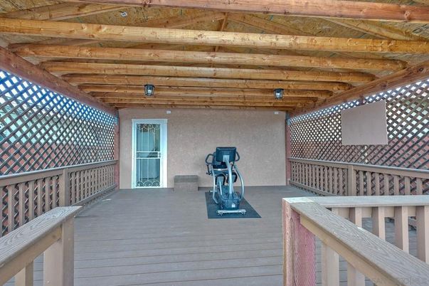 Exterior, Fitness Equipment, Wooden Beams