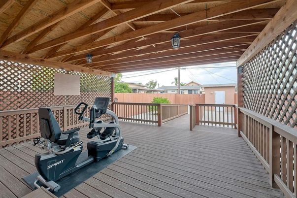 Exterior, Fitness Equipment, Wooden Beams