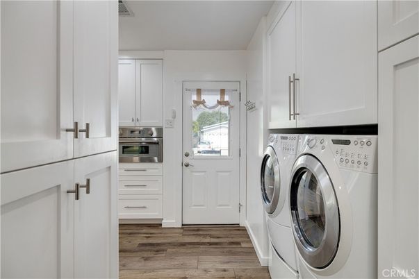 Interior, Washer, Wood Texture Flooring