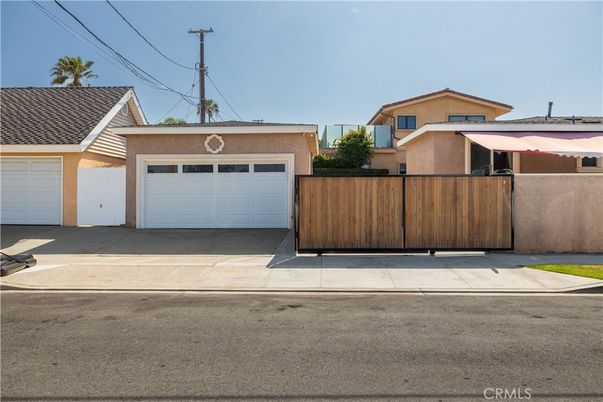 Attached, Exterior, Facade, None