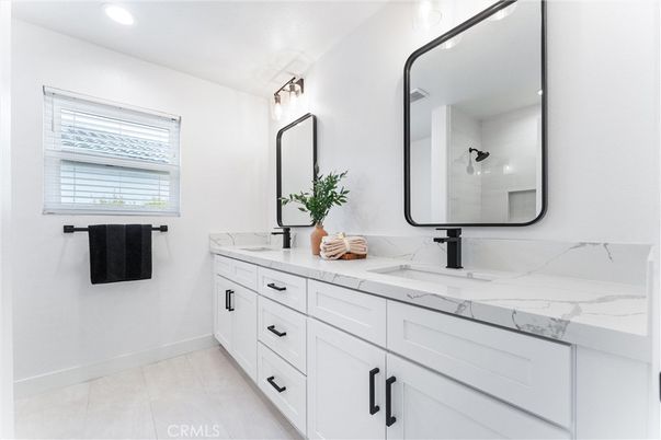 Bathroom, Dual Sink Vanities, Interior, Recessed Lighting
