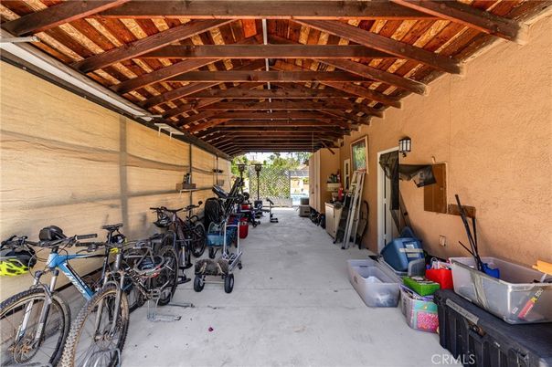 Garage, Interior, Wooden Beams