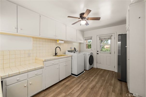 Interior, Washer, Wood Texture Flooring