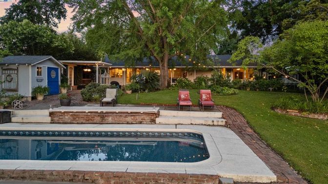 Exterior, Pool