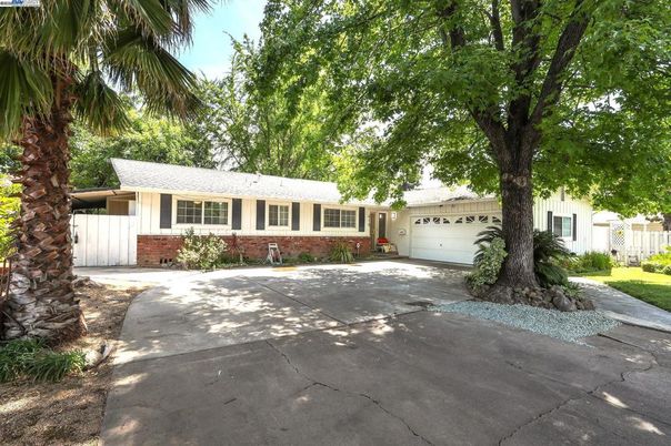 Attached, Exterior, Facade, Ranch