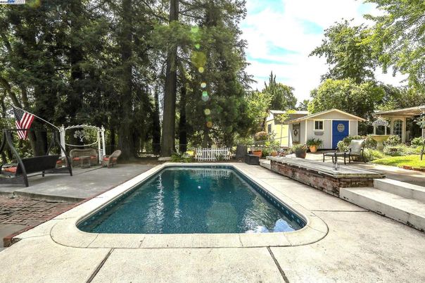 Exterior, Pool