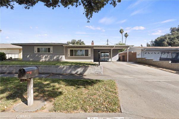 Attached, Exterior, Facade, Ranch