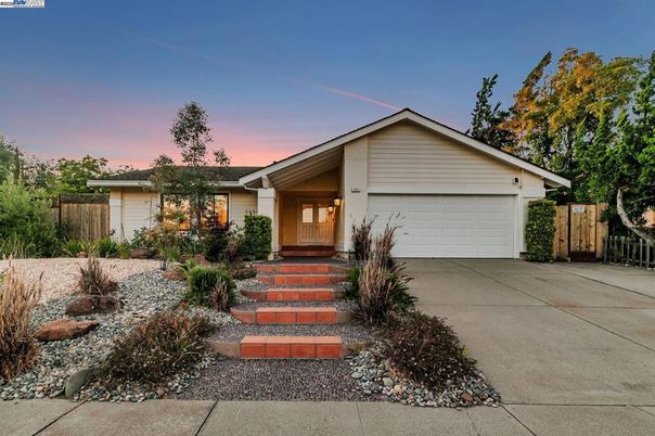 Attached, Exterior, Facade, Ranch