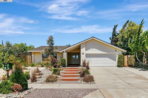 Attached, Exterior, Facade, Ranch