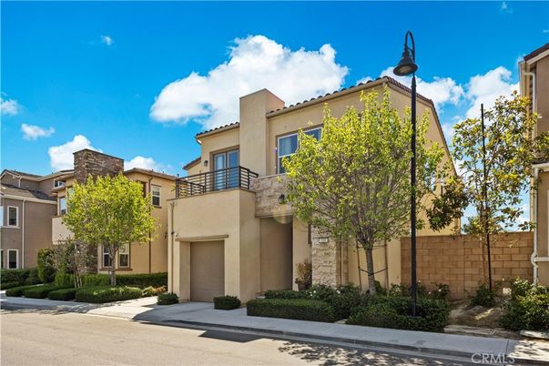 Attached, Exterior, Facade, Mediterranean