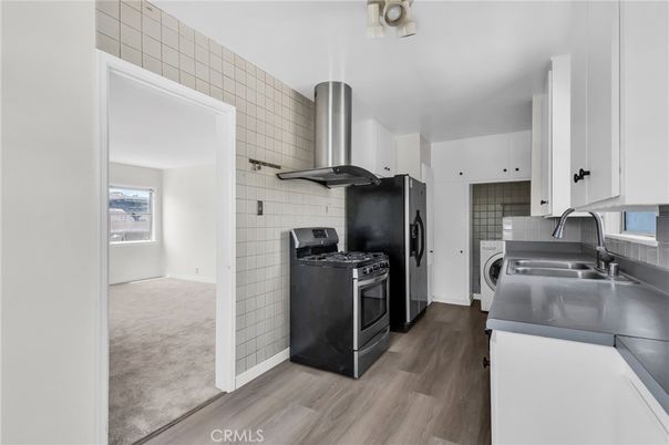 Interior, Kitchen, Washer, Wood Texture Flooring
