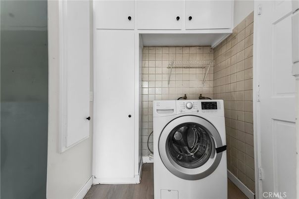 Interior, Utility Closets, Washer, Wood Texture Flooring