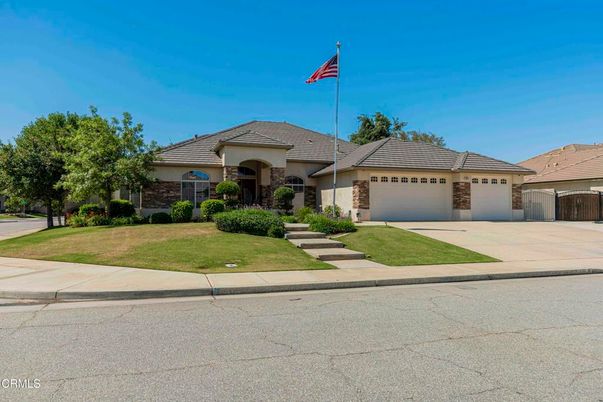 Attached, Exterior, Facade, Ranch