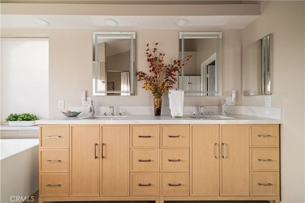 Bathroom, Dual Sink Vanities, Interior, Recessed Lighting