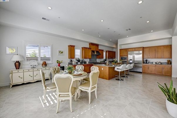 Dining room, Interior, Kitchen, Recessed Lighting, Stainless Steel Appliances