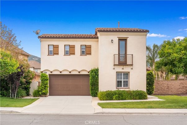 Attached, Exterior, Facade, Mediterranean