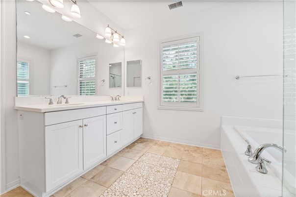 Bathroom, Dual Sink Vanities, Interior, Recessed Lighting