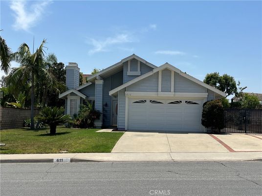 Attached, Exterior, Facade, American Craftsman