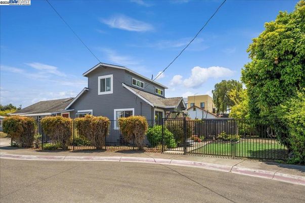 Exterior, Facade, American Craftsman