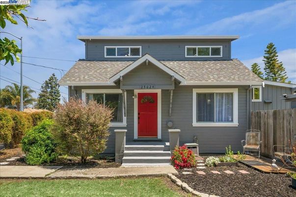 Exterior, Facade, American Foursquare