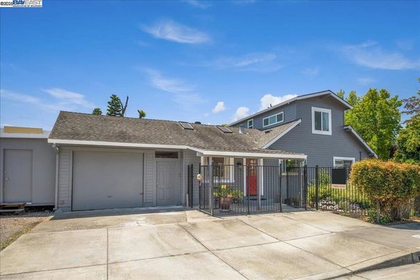 Attached, Exterior, Facade, Ranch