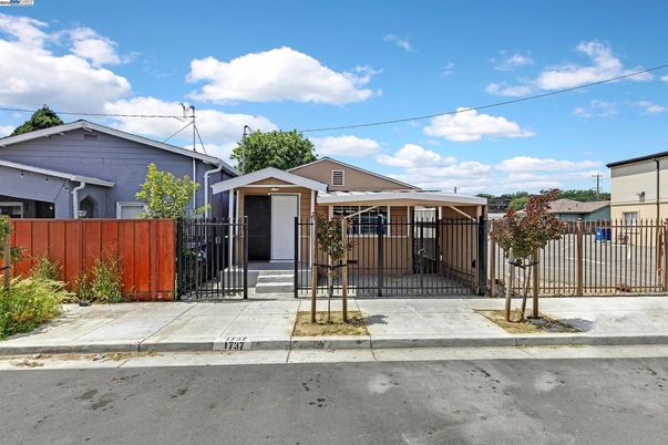 Exterior, Facade, Ranch