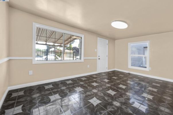 Empty room, Interior