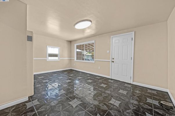Empty room, Interior