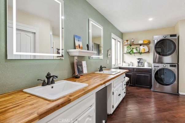 Interior, Recessed Lighting, Washer, Wood Texture Flooring