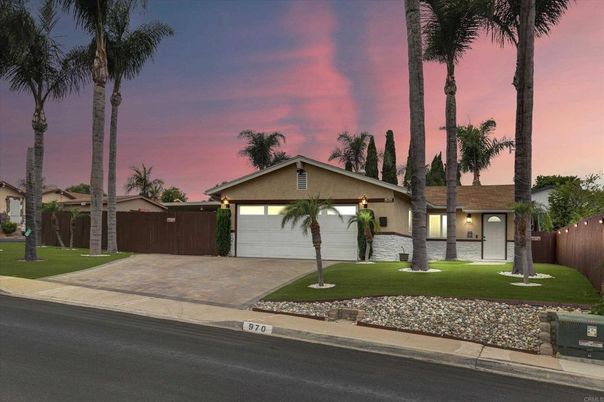 Attached, Exterior, Facade, Ranch
