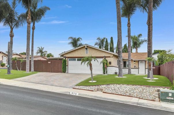 Attached, Exterior, Facade, Ranch