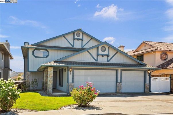 Attached, Exterior, Facade, Farmhouse
