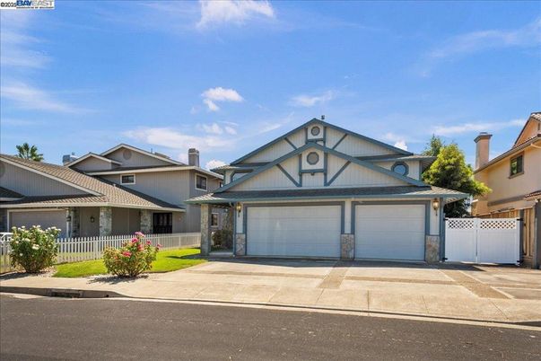 Attached, Exterior, Facade, American Craftsman