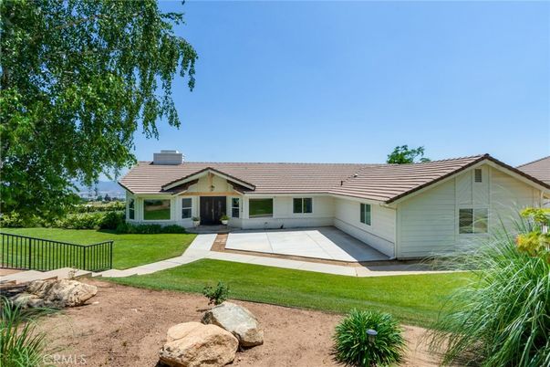 Backyard, Exterior, Facade, Ranch