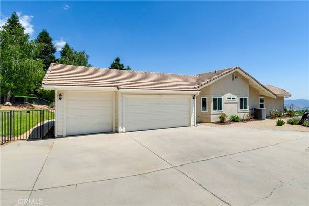 Attached, Exterior, Facade, Ranch